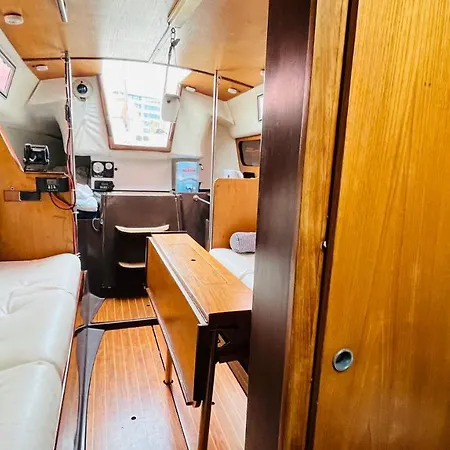 Cozy Sailing Boat Barcelona Botel *